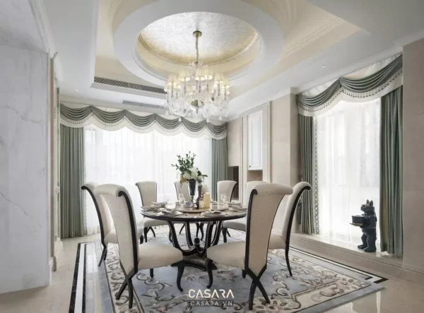 Phòng ăn sang trọng với đèn chùm pha lê và nội thất tinh tế.