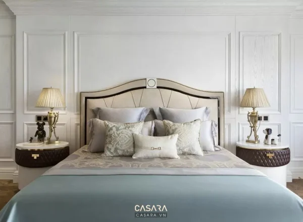 Phòng ngủ tân cổ điển sang trọng với giường lớn và đèn bàn.