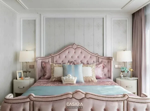 Phòng ngủ phong cách cổ điển, sang trọng với giường ngủ màu hồng phấn.