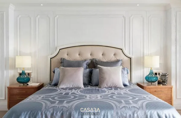 Phòng ngủ sang trọng với giường lớn, tông màu trắng và xanh nhạt.