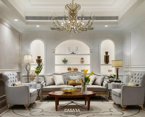 Phòng khách tân cổ điển sang trọng với đèn chùm lớn.
