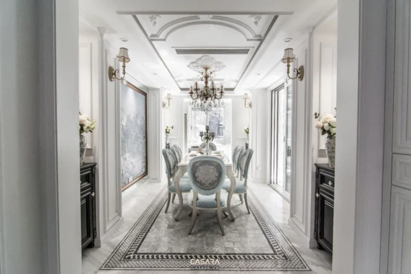 Phòng ăn tân cổ điển sang trọng với đèn chùm và tranh nghệ thuật.