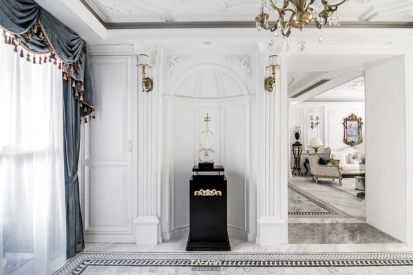 Sảnh nhà sang trọng với kiến trúc cổ điển, tông màu trắng chủ đạo.