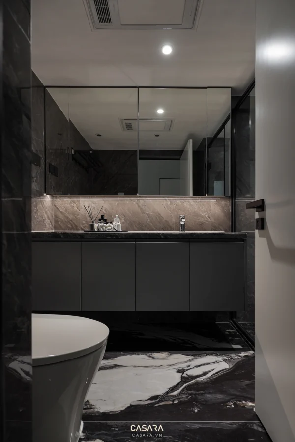 Phòng tắm hiện đại, sang trọng với tông màu đen và nâu chủ đạo.