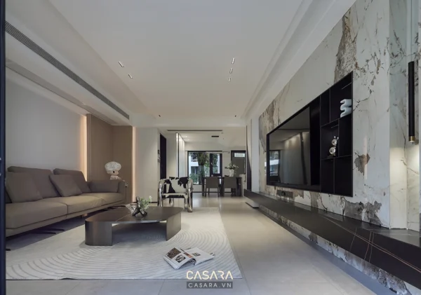 Phòng khách hiện đại, sang trọng với tông màu trung tính ấm áp.