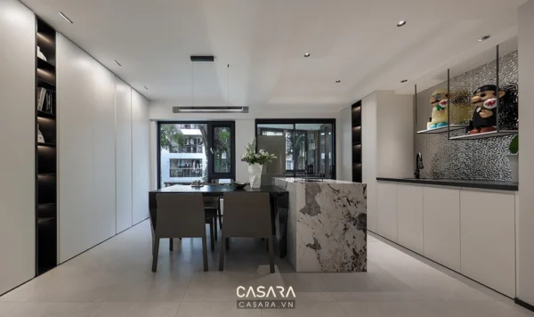Phòng bếp, phòng ăn hiện đại, tông trắng chủ đạo, sang trọng.
