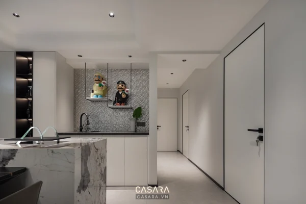 Phòng bếp hiện đại, tối giản với điểm nhấn từ đồ trang trí độc đáo.