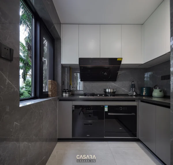 Bếp hiện đại với tông màu xám chủ đạo, thiết kế tối giản tinh tế.