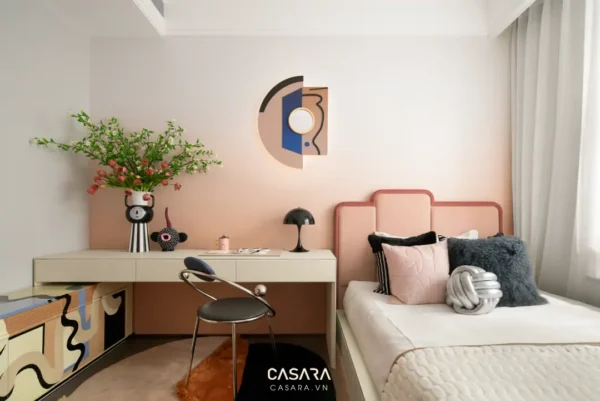 Phòng ngủ hiện đại, ấm cúng với tông màu hồng pastel chủ đạo.