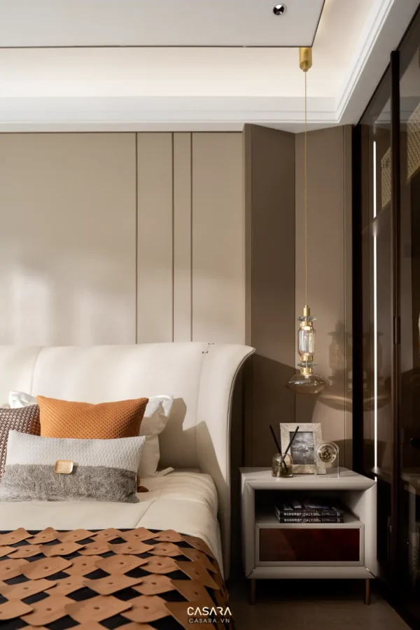 Phòng ngủ hiện đại, ấm cúng với tông màu trung tính, ánh sáng vàng dịu.