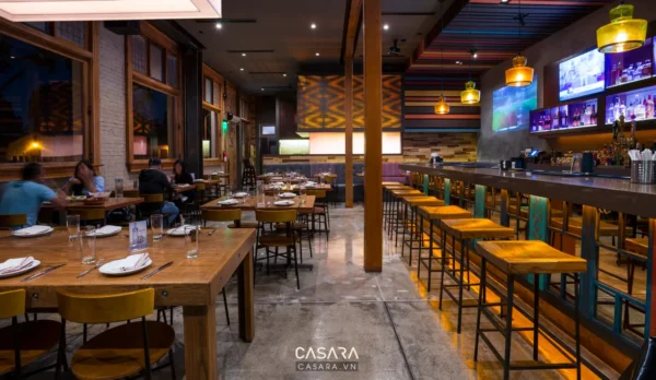 Không gian nhà hàng Casara hiện đại, ấm cúng với ánh đèn vàng lung linh.