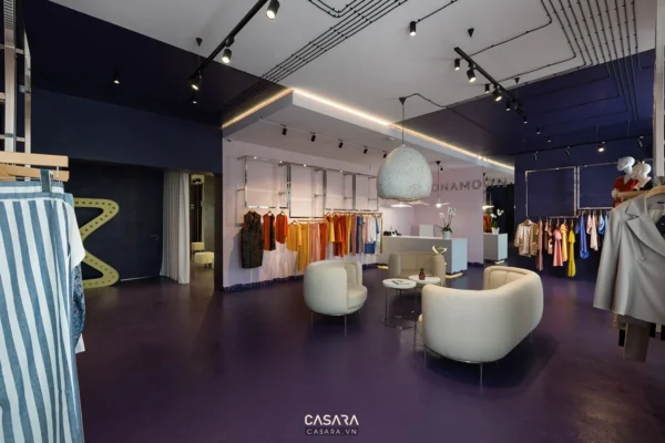 Cửa hàng thời trang hiện đại với thiết kế nội thất độc đáo, màu sắc ấn tượng.