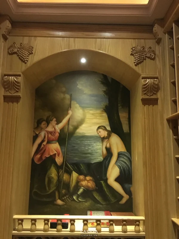 Bức tranh tường cổ điển với hình ảnh thần thoại trong khung gỗ.