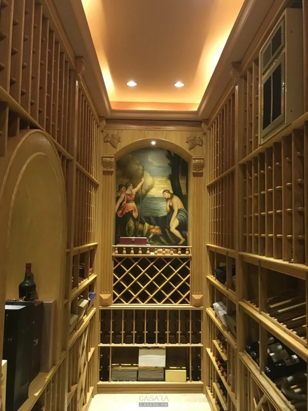 Hầm rượu với kiến trúc gỗ tinh tế, tranh tường cổ điển và đèn vàng ấm áp.