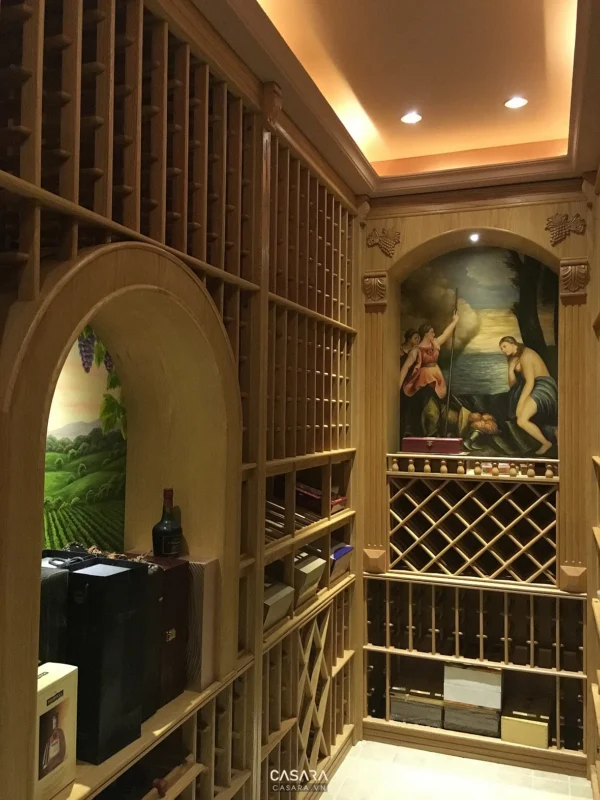 Tủ rượu âm tường gỗ sáng, trang trí họa tiết cổ điển và tranh tường.