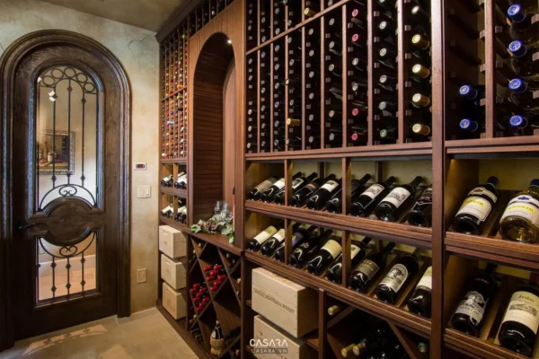 Phòng rượu vang gỗ với kiến trúc vòm cổ điển, sang trọng.