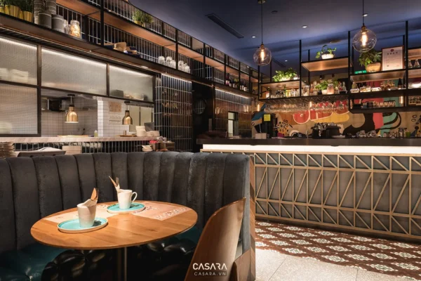 Nội thất quán cafe hiện đại với tông màu ấm áp, ánh sáng dịu nhẹ.