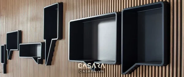 Kệ hình bong bóng đen trên nền gỗ sọc, thiết kế hiện đại tối giản.