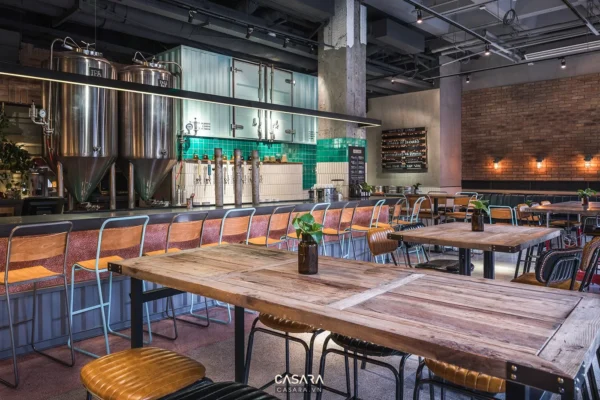 Nhà hàng bia thủ công với không gian rộng rãi, hiện đại.