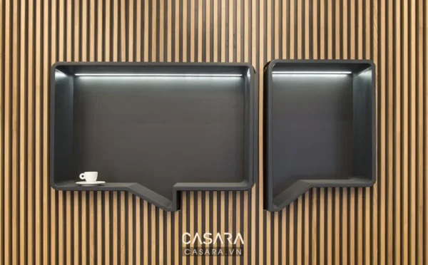 Hai kệ đen hình chữ U gắn tường trên nền gỗ sọc dọc.