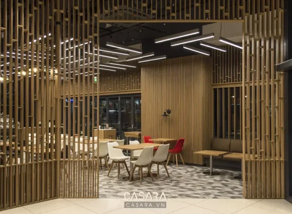 Không gian quán ăn hiện đại với thiết kế gỗ và ánh sáng ấm áp.