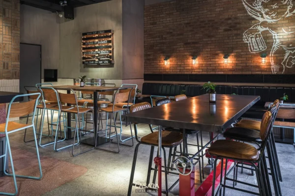 Không gian quán bar hiện đại với thiết kế gạch thô và ánh sáng ấm áp.