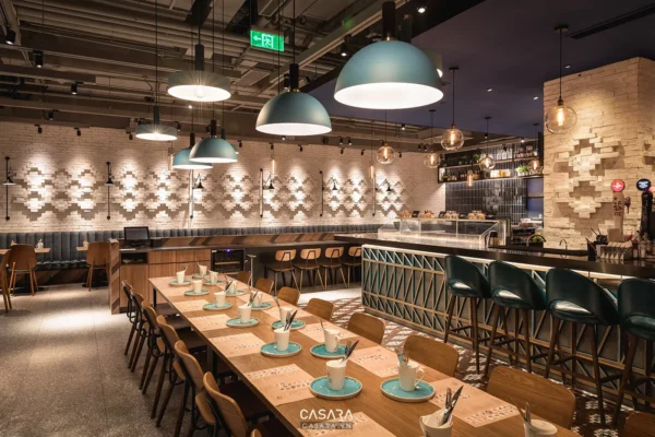 Không gian nhà hàng Casara VN hiện đại, ấm cúng với ánh đèn vàng.