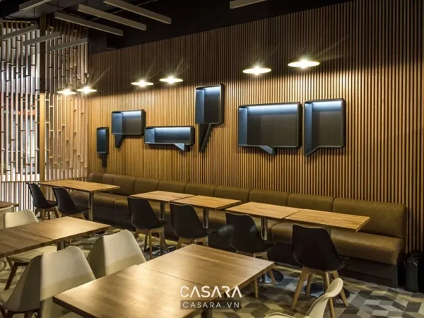 Không gian quán cà phê hiện đại với thiết kế gỗ ấm áp, độc đáo.