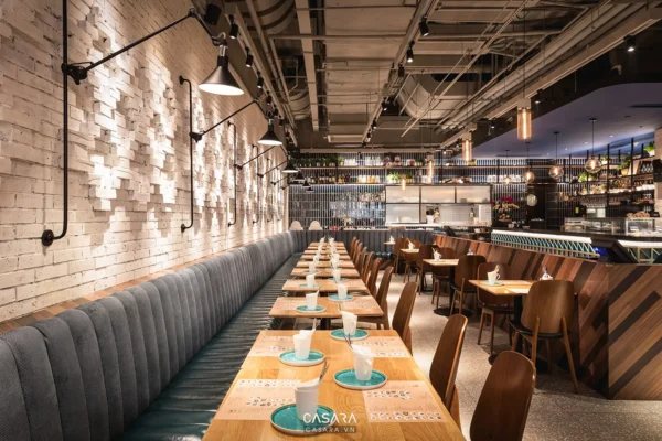 Không gian nhà hàng hiện đại, ấm cúng với thiết kế độc đáo.