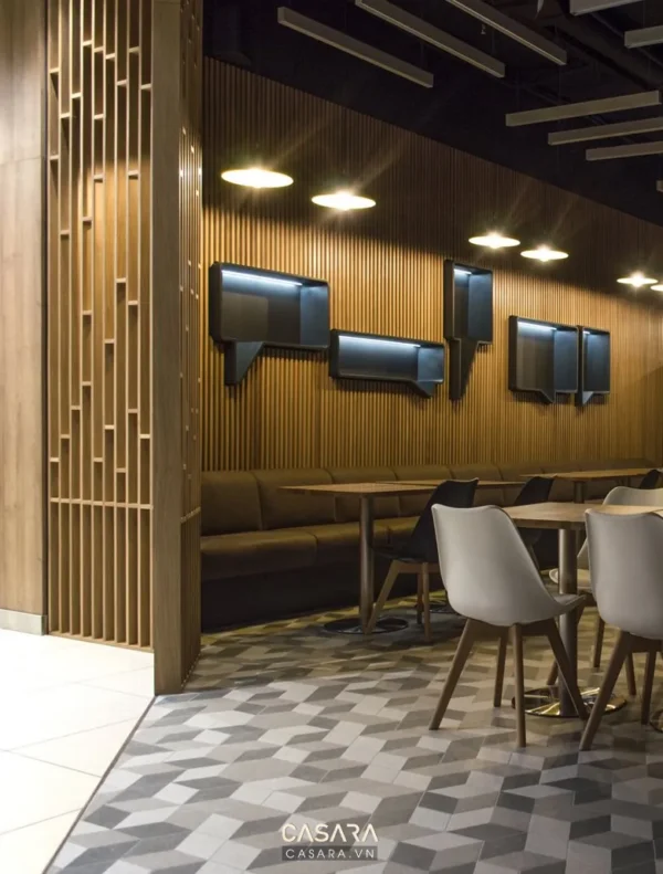 Không gian quán ăn hiện đại với thiết kế gỗ và ánh sáng ấm áp.