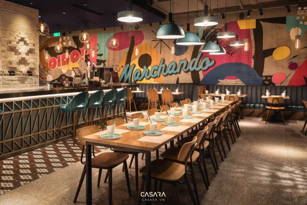 Không gian quán ăn thiết kế độc đáo với tranh tường nghệ thuật.