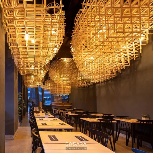 Trần nhà độc đáo từ các khối gỗ xếp chồng, ánh sáng vàng ấm áp.