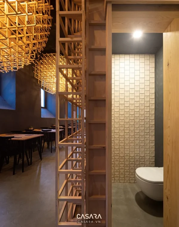 Nội thất độc đáo với kiến trúc gỗ và gạch lỗ hiện đại.