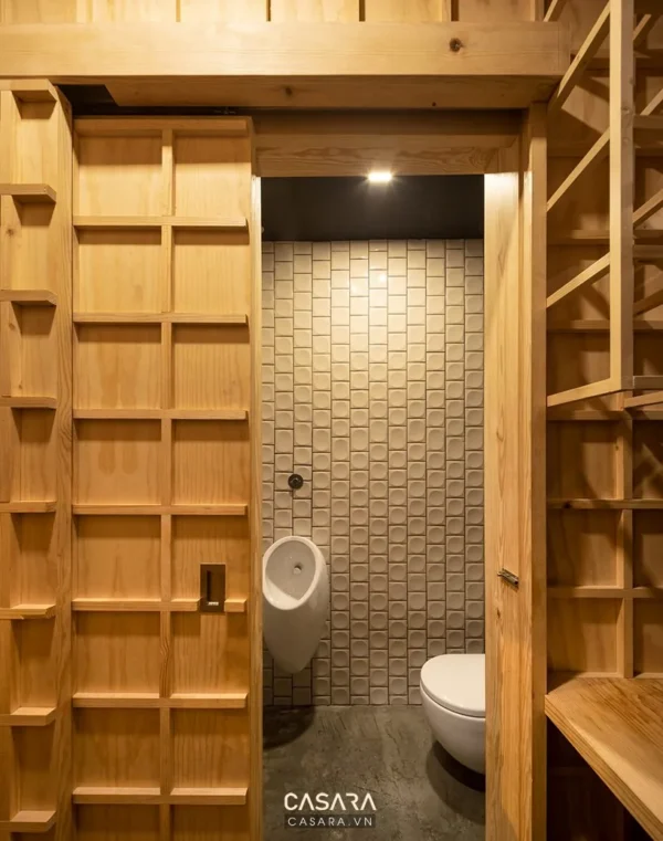 Phòng tắm nhỏ gọn, thiết kế cửa trượt gỗ độc đáo, hiện đại.