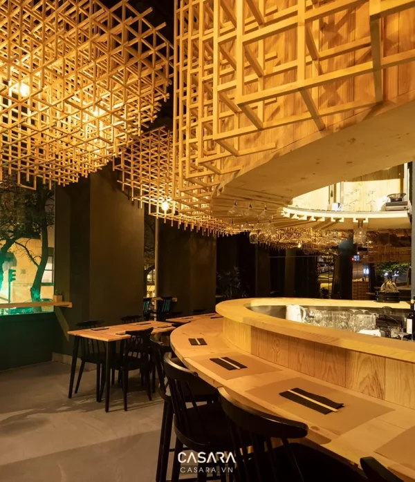 Không gian nội thất ấn tượng với trần gỗ độc đáo, ánh sáng ấm áp.