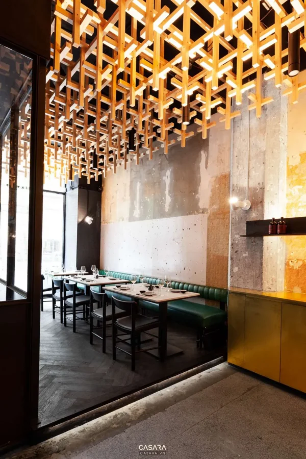 Không gian nhà hàng hiện đại với thiết kế trần độc đáo.