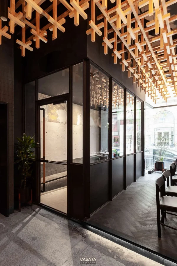 Nội thất quán cafe hiện đại với thiết kế trần gỗ độc đáo.