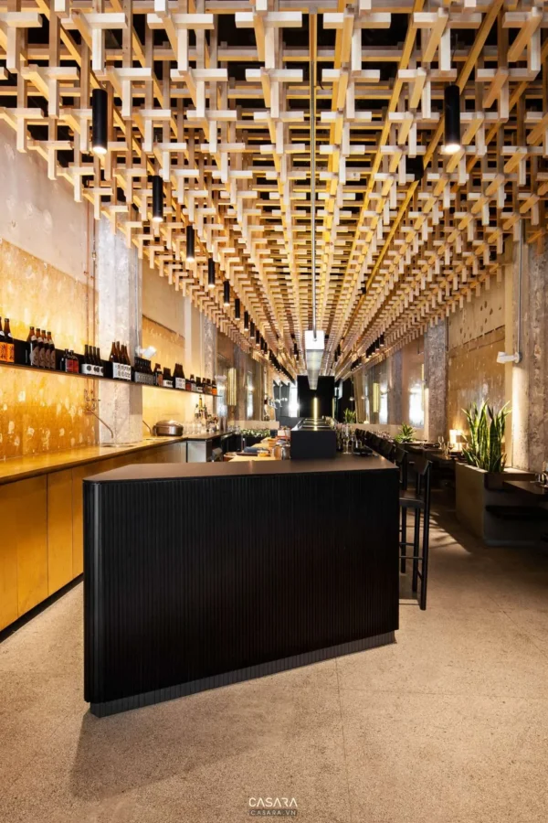 Thiết kế nội thất hiện đại với trần gỗ độc đáo, ấn tượng.