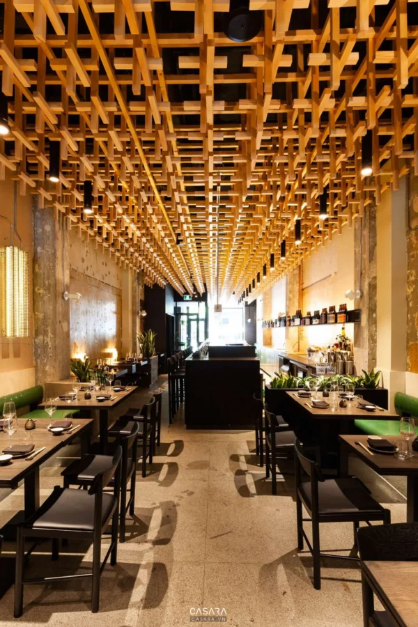 Không gian nhà hàng sang trọng với trần gỗ độc đáo, ánh sáng ấm áp.