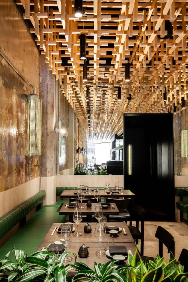 Nội thất nhà hàng hiện đại với trần gỗ độc đáo.