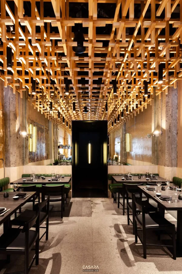 Nhà hàng sang trọng với trần gỗ độc đáo và ánh sáng ấm áp.