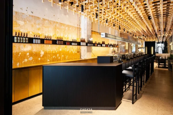 Quầy bar hiện đại với thiết kế độc đáo, ánh sáng ấm áp.