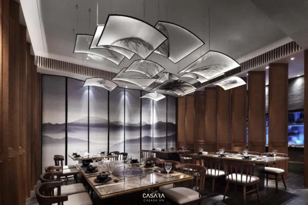 Nhà hàng sang trọng với đèn chùm độc đáo và tranh phong cảnh lớn.