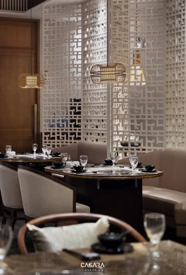 Nhà hàng Casara với thiết kế hiện đại, ánh sáng vàng ấm áp, tinh tế.