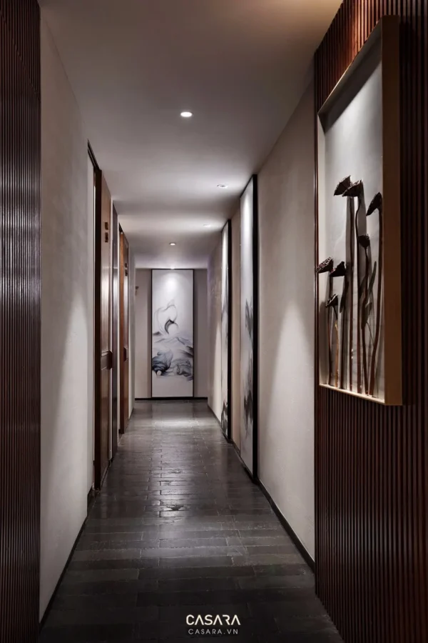 Hành lang dài tối giản, ánh sáng dịu nhẹ, thiết kế hiện đại tinh tế.