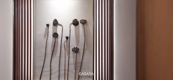 Tranh tường nghệ thuật với hình ảnh hoa sen khô tinh tế.