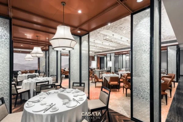 Nhà hàng sang trọng với thiết kế nội thất tinh tế, hiện đại.