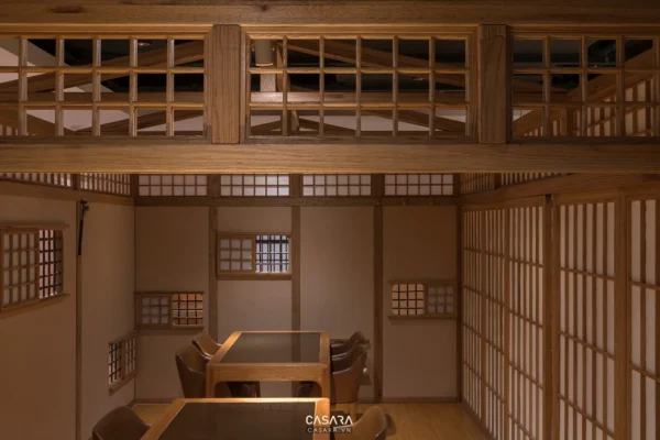 Nội thất gỗ truyền thống Nhật Bản với bàn ghế và vách ngăn.