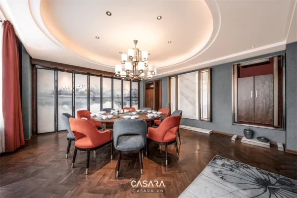 Phòng ăn sang trọng với bàn tròn và đèn chùm hiện đại.