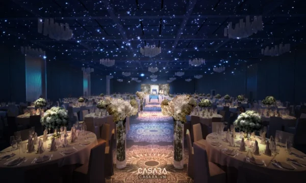 Sảnh tiệc lộng lẫy với ánh đèn lung linh như bầu trời sao.